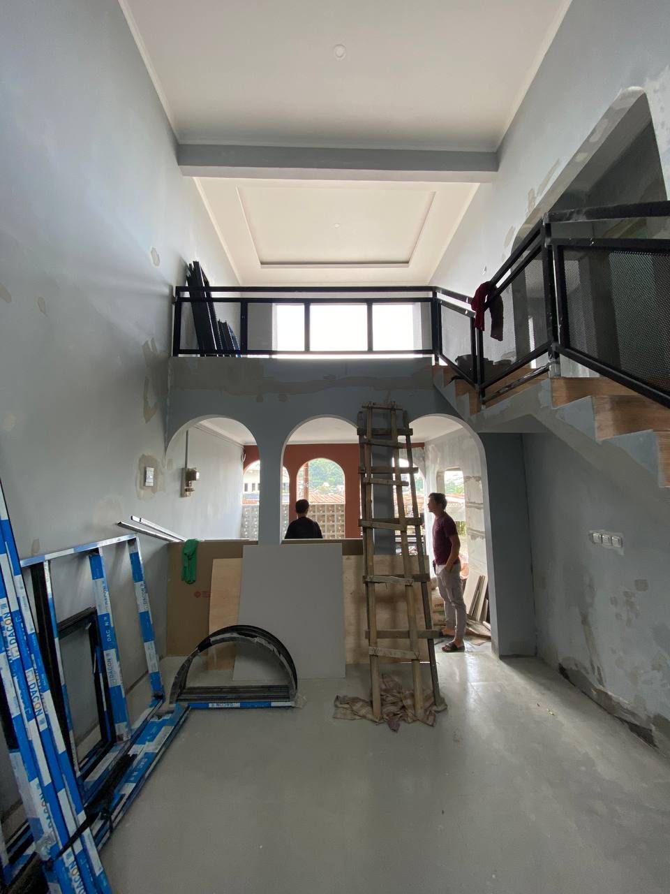 Proyek Cidurian — interior dengan mezzanine