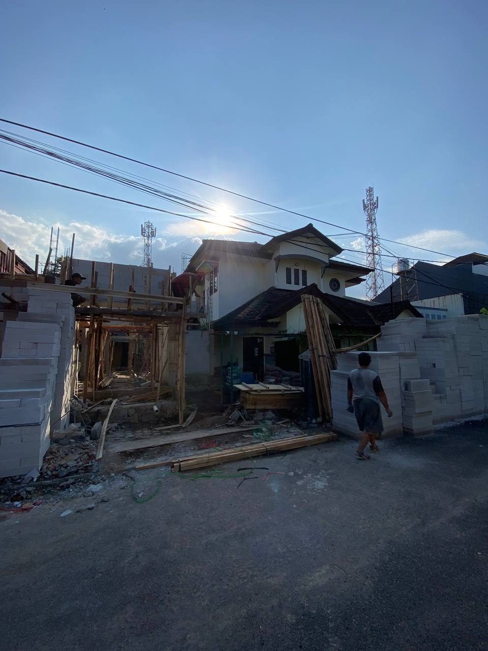 Proyek Ligar โ tumpukan bata ringan dan pekerja
