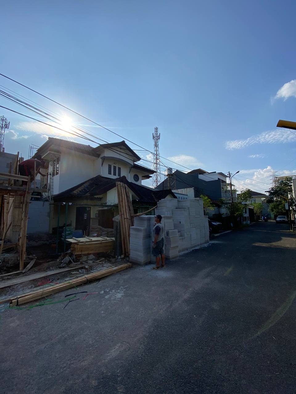 Proyek Ligar โ rumah multi-lantai dalam konstruksi