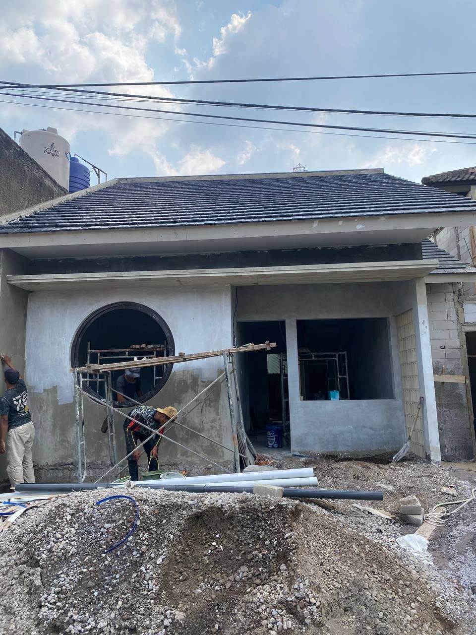 Proyek Ligar — fasad dengan jendela bulat